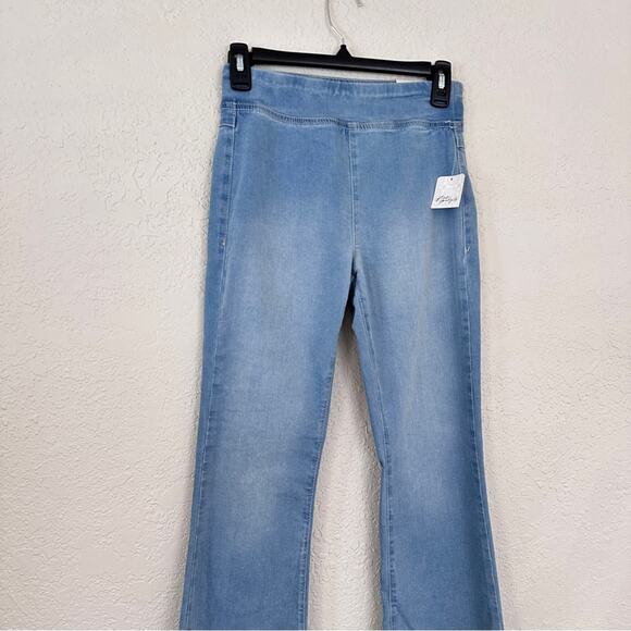 NWT We The Free In My Feelings Light Wash Mid Rise Crop Bootcut Jeans XS - Picture 3 of 9